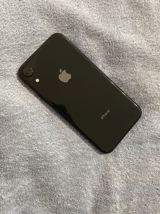 Продам iPhone XR в черном цвете на 128 ГБ