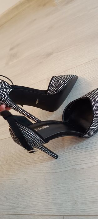 Pantofi de dama cu pietricele