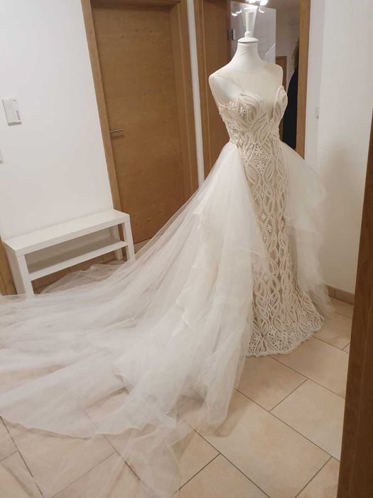 Vind rochie mireasa model deosebit  1100 lei