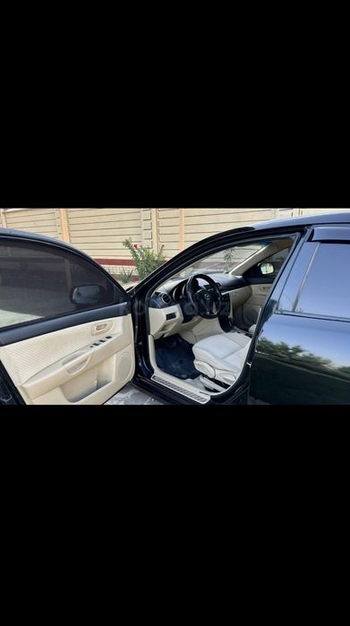 Машина Мазда 3 чорный