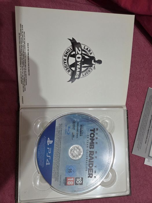 Vând joc Rise of The Tomb Raider ediție specială cu artbook pentru ps4