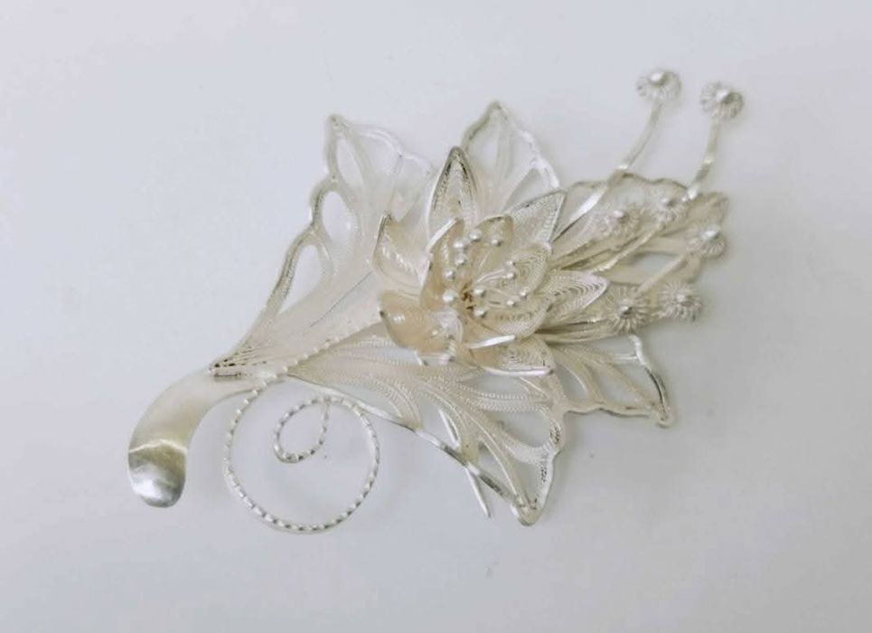 Veche brose filigran, cu flori, din argint de 925