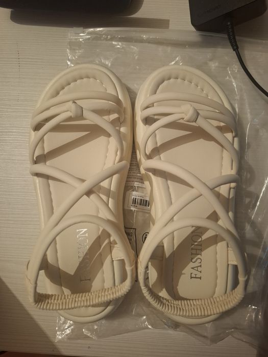 Продам Сандали новые