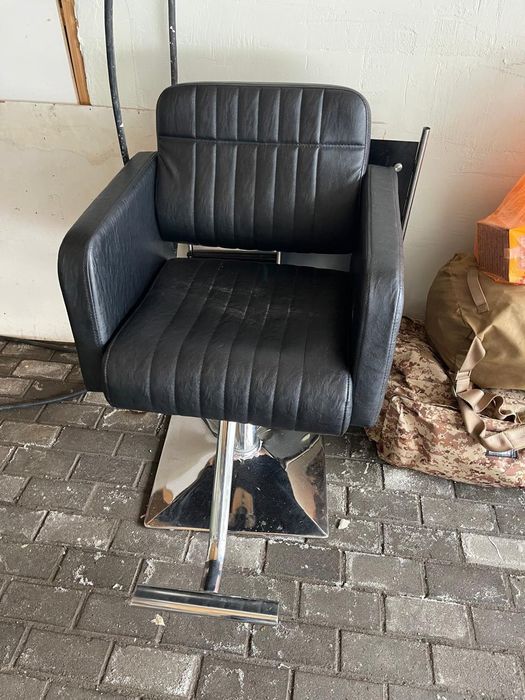 Продается парикмахерское кресло