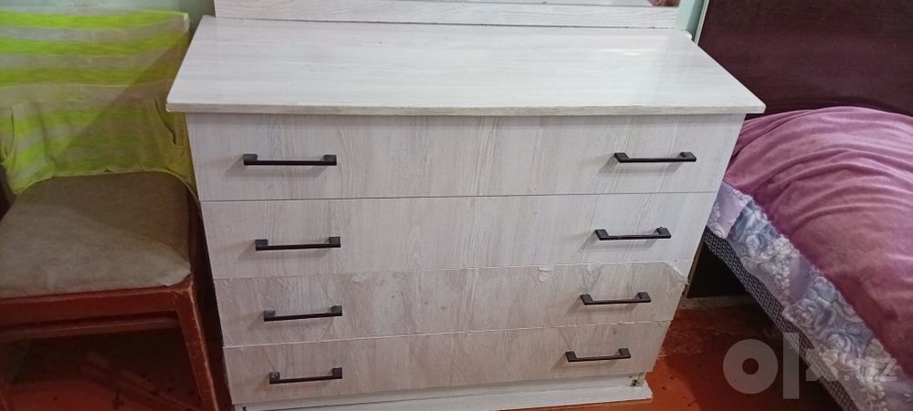 Продается комод. Длина 104 см, высота 83 см, ширина 40 см. Без зеркала