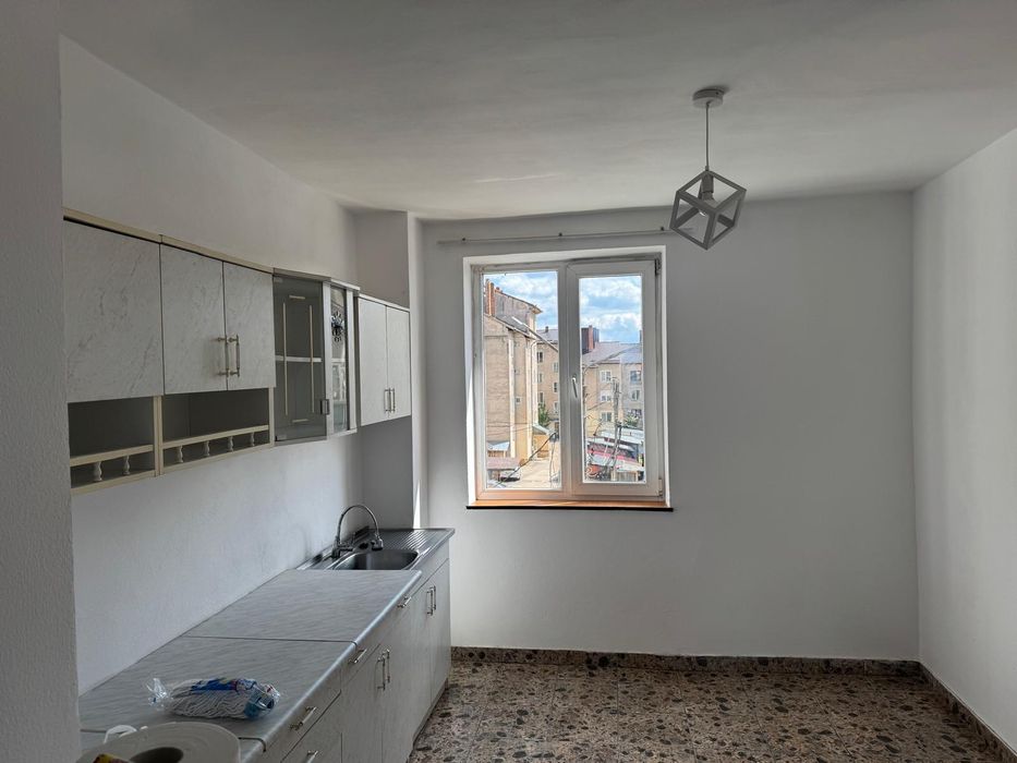 Vand apartament 3 camere Stei.48.500 eur