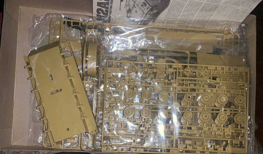 Сборная модель бронетранспортера M2A2 «Брэдли» (Lee 1/35)