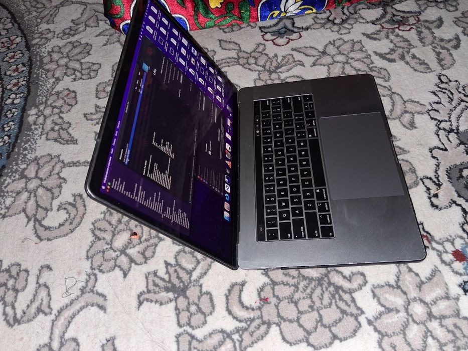 MacBook Pro 15" A1990 — 16GB RAM / 256GB SSD