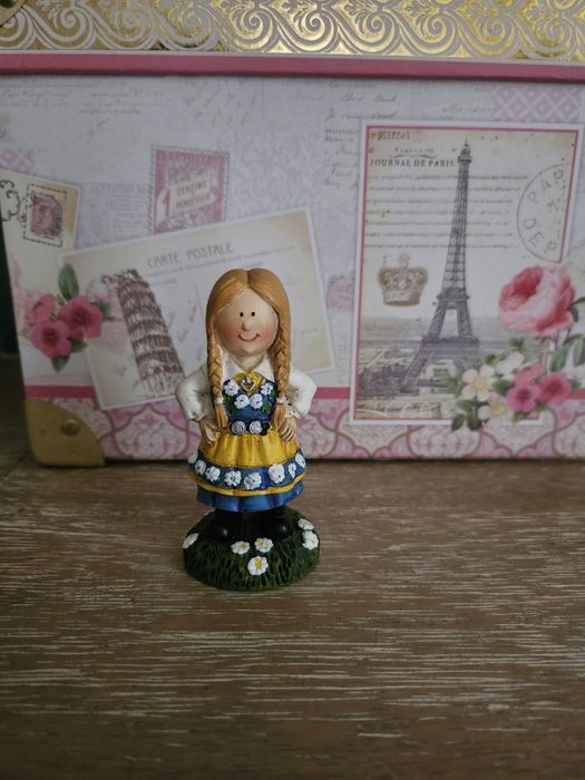 Figurina fetita 7,5 cm , ceramica pictata manual