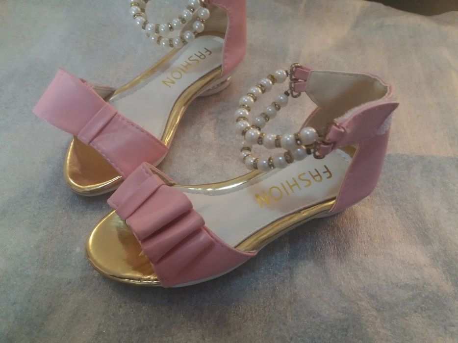 Sandalute pentru fetite