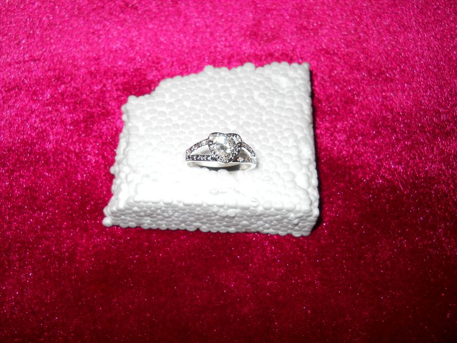 Продавам нов уникален сребърен пръстен