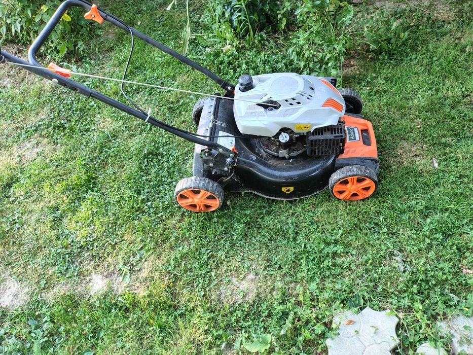 Mașină de tuns gazon