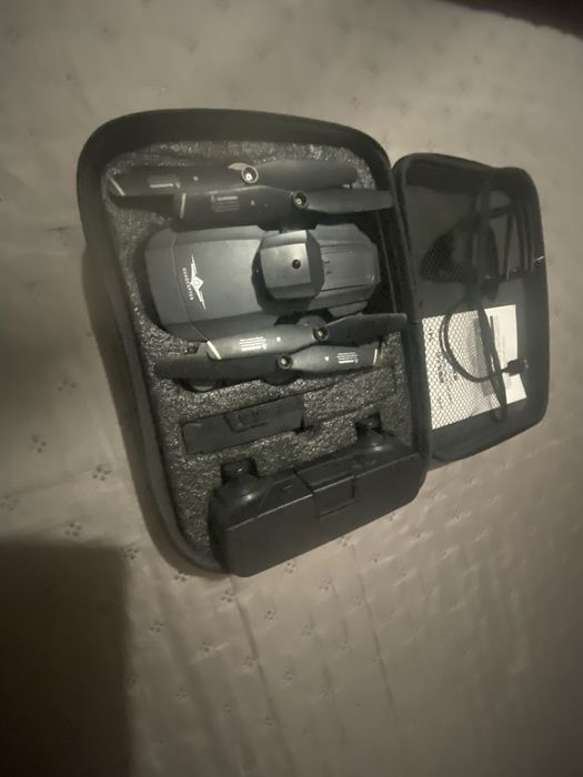 Dronă pliabilă cu cameră HD + geantă transport – stare foarte bună