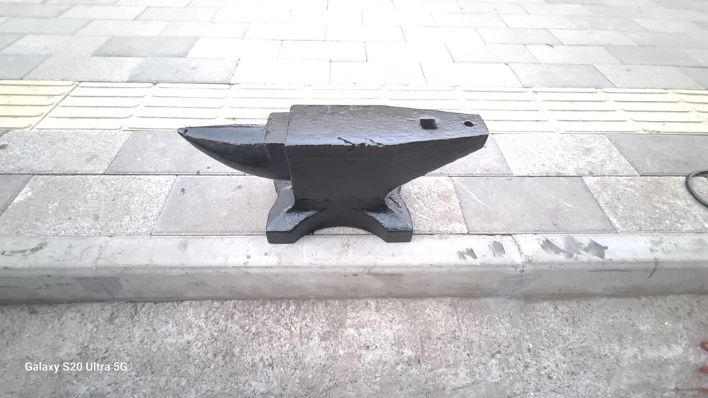 Наковальней метал