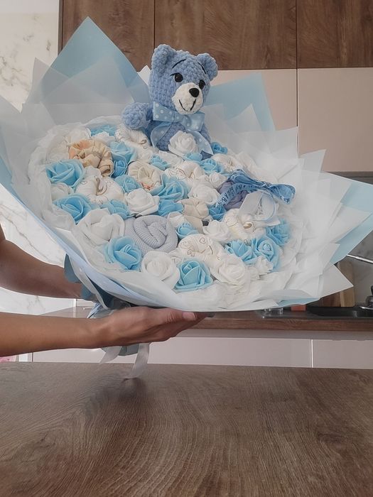 Букет вечни рози бебе памперси бонбони персонализиран рожден ден юбиле