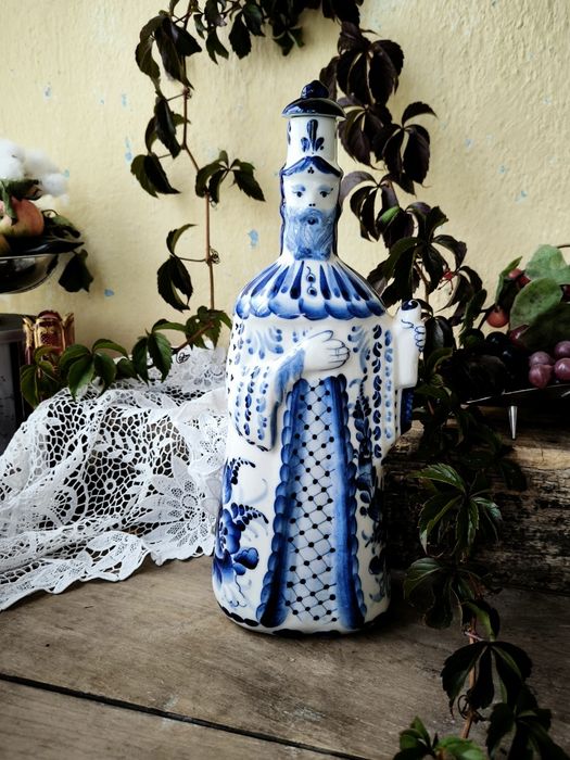 Гжель порцеланова бутилка