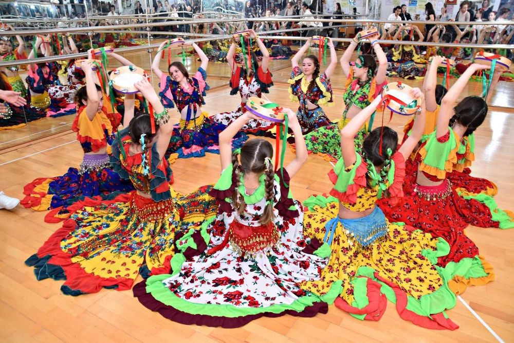 Costum de dama țigănesc,  pentru scenă și spectacole.