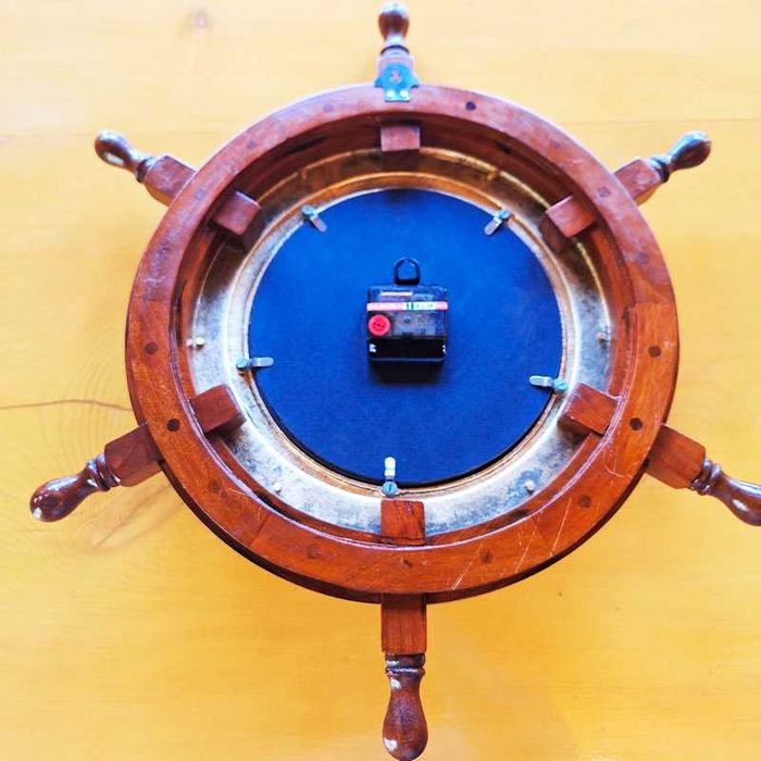 Луксозен стенен часовник с формата на рул, щурвел