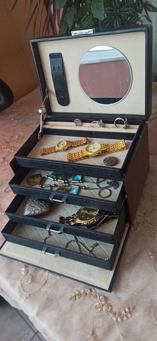 кожена кутия за бижута-25лв; керамична ваза-- цена 15лв.