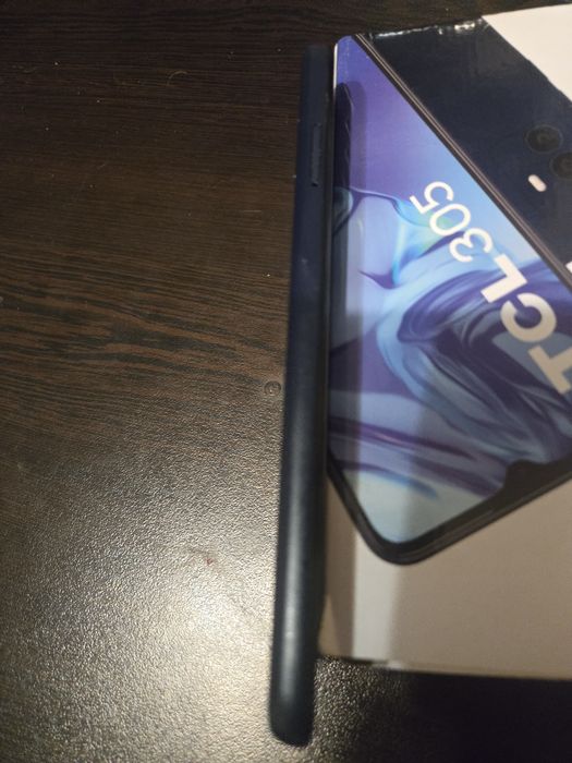 ПРОДАВАМ Телефон. TCL305