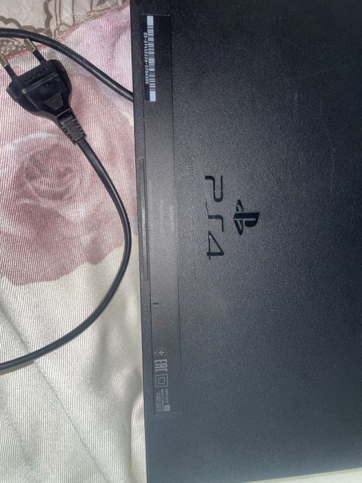 Продам PS4 fat 500гб срочно продам