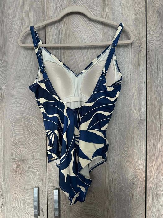 Бански с гол гръб на Triumph