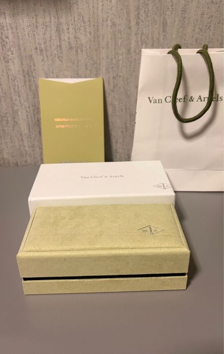 Гривна Van Cleef & Arpels