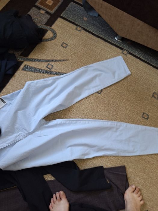 Vând pantaloni  de blugi  pentru  vara