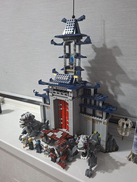 Набор Лего с фигурками .