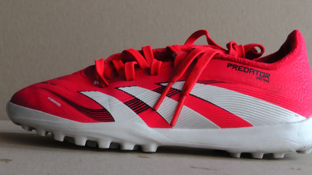 Ghete fotbal sitetic aproape noi Adidas Predator TF marimea 32