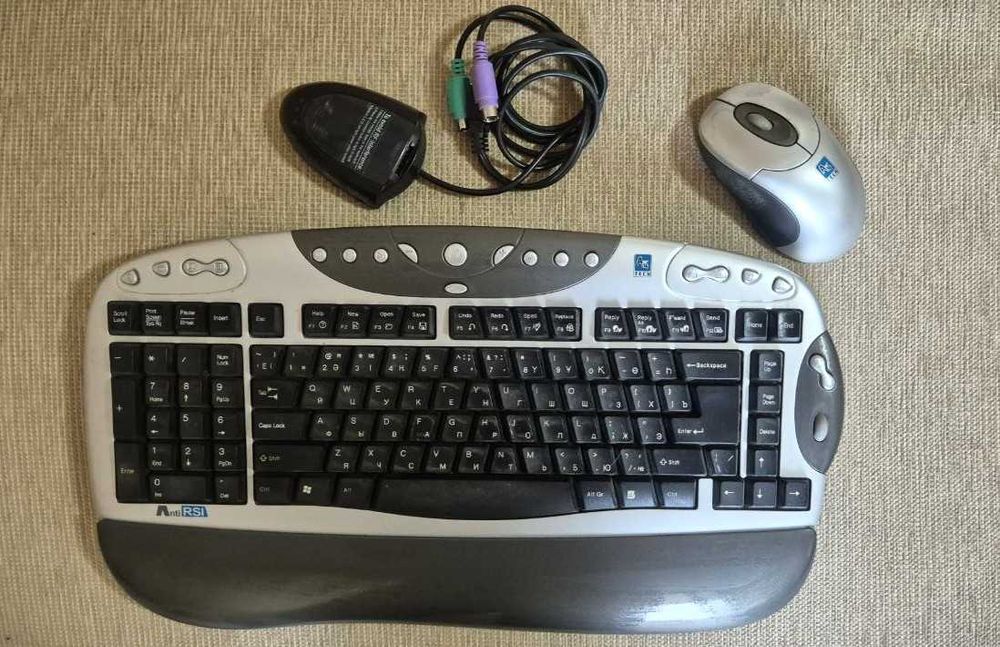 Клавиатура, компьютерная мышь и зарядка для аккумуляторов, комплект