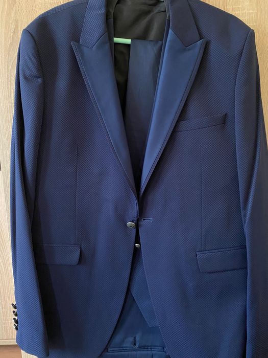Мъжки костюми в тъмно син