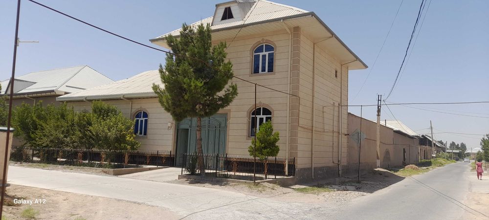 2 Etajli xamma sharoiti ideal bolgan shaxar markazidan hovli sotiladi
