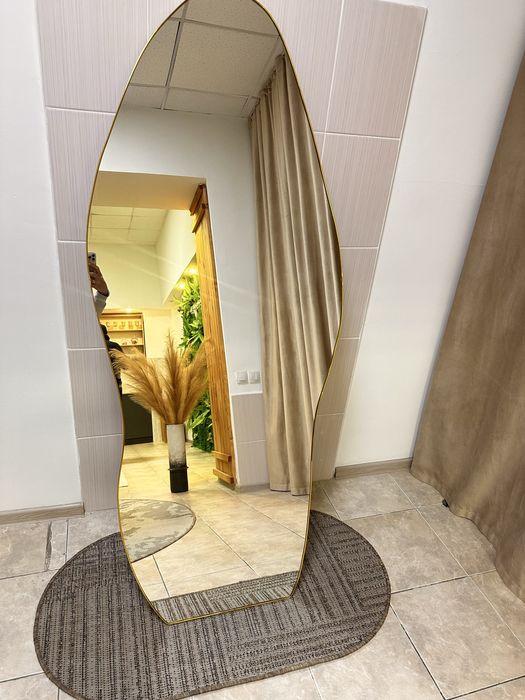 Напольное дизайнерское зеркало в золотой раме