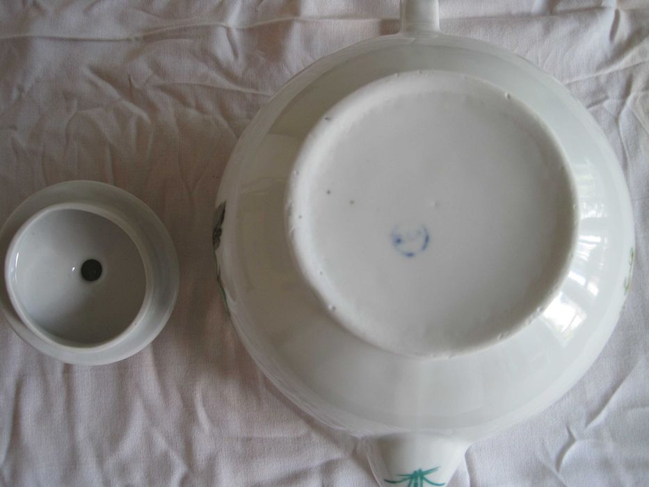 Продавам порцеланов чайник.