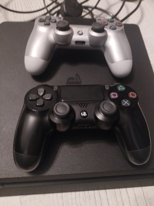 Consolă slim PS 4 cu 2 console și 1 joc FIFA