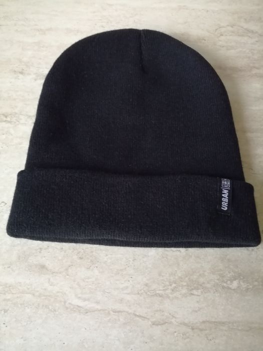 чисто нови зимни шапки