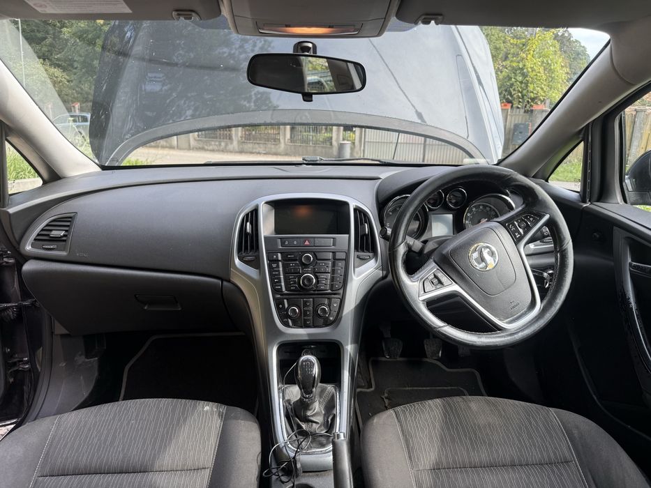 Dezmembrez Opel Astra J 1.7 cdti