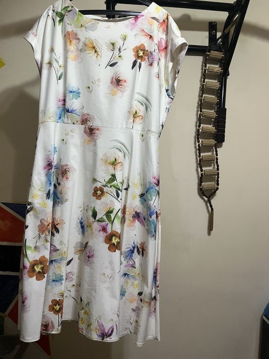 Платья нарядные.