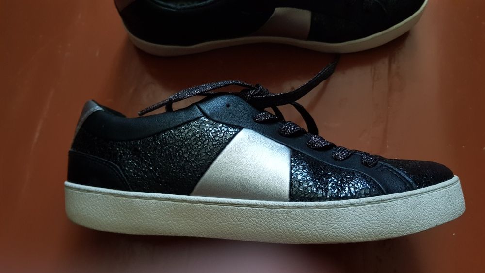 Кроссовки женские