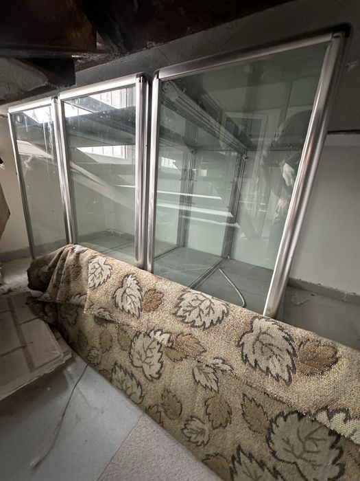 Стеллажи стеклянные