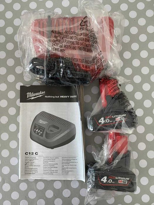 Set Acumulatori Milwakee M12, 12V, 4Ah si incarcator PRODUS NOU!