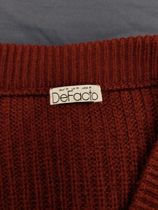 Красная вязанная кофта