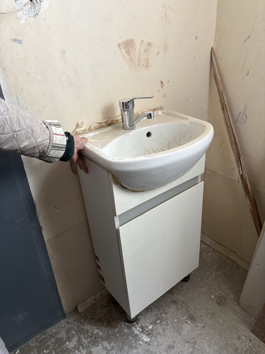 Продаются  две  мойки с тумбами