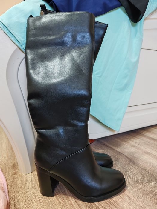 Киімдер сатылады