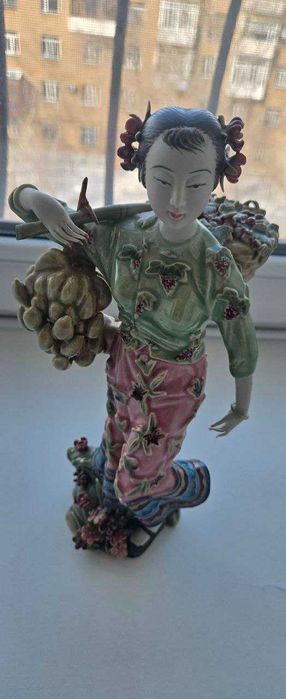 Китайская ваза и статуэтки