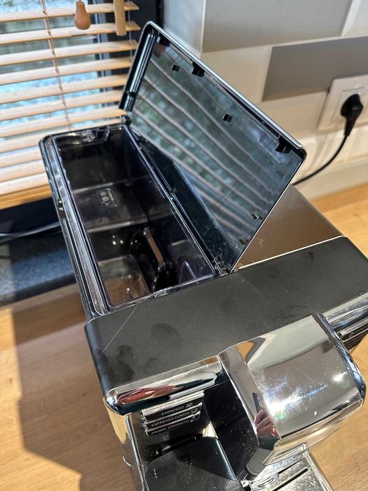 Saeco Incanto Aвтоматична кафемашина с кана за мляко