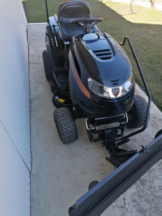 Tractoras gazon mtd black edition.