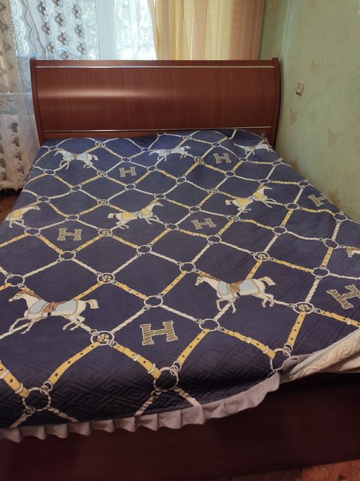 Кровать для спальни и манеж