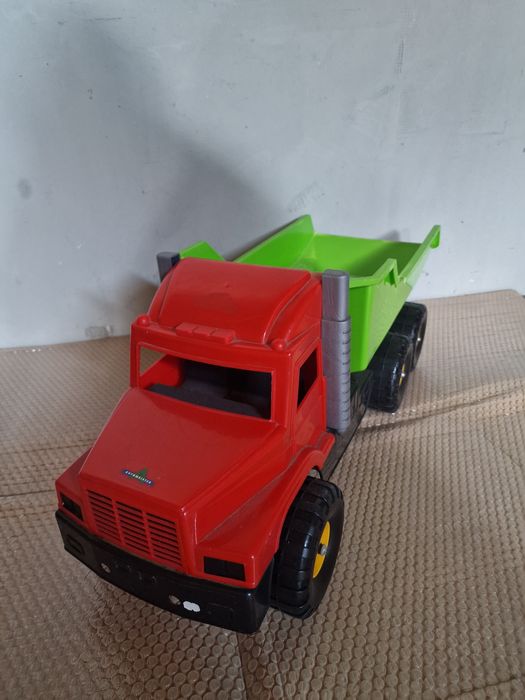 Camion de jucarie cu bena basculabila